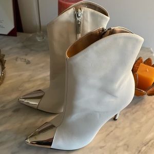 Rosengela White Schultz booties! Super cute 🤩